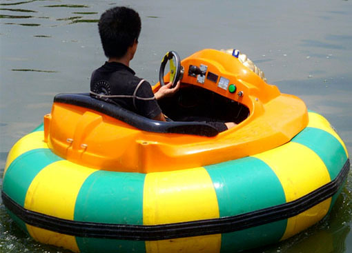 Electric bumper boat for kids and adults in the pool