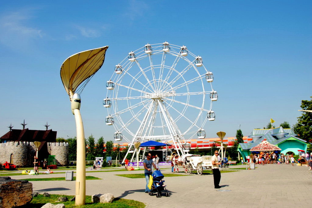 Ferris wheel ride in amusement park